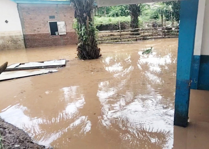 Sungai Seguring Empat Lawang Meluap, 25 Rumah dan Sekolah Direndam Banjir