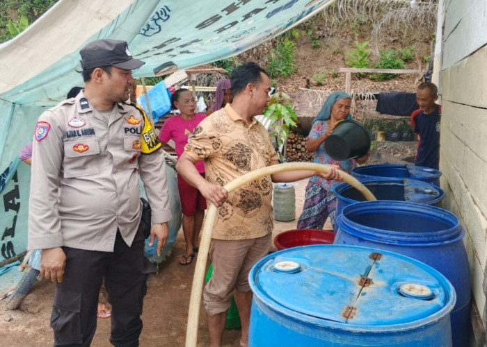 Kemarau Melanda Sekayu, Polres Muba Salurkan 4.000 Liter Air Bersih untuk 75 KK
