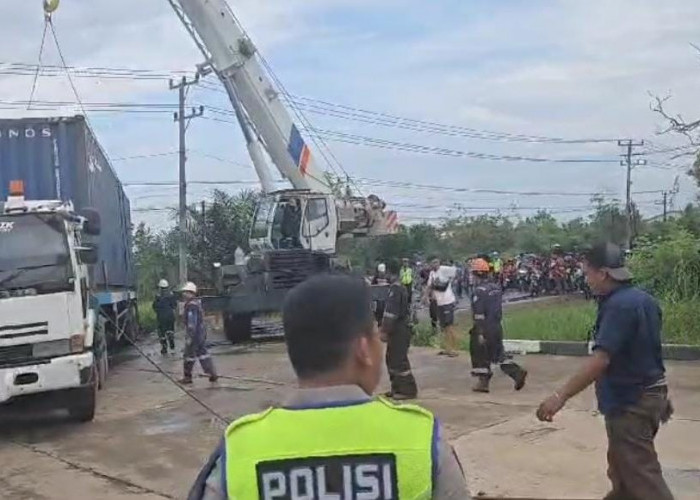 Evakuasi Truk Trailer yang Melintang di Jalur Palembang-TAA Berlangsung Dramatis, Sempat Jadi Tontonan Warga 