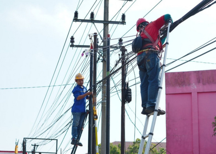 Pemkab OKI Tata Jaringan Kabel Utilitas Udara Semerawut