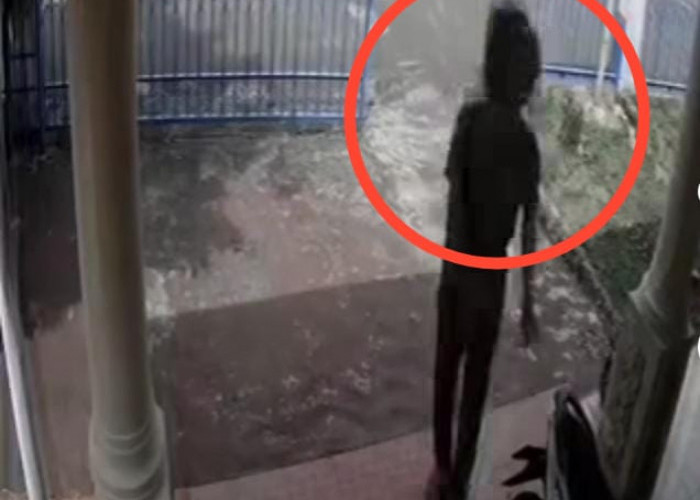 Pelaku Curanmor di Palembang Mengendap-endap Buka Pagar Gasak Motor Guru Les 