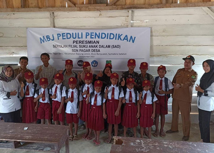 Bagikan Seragam dan Tas, PT MBJ Resmikan Sekolah Filial Suku Anak Dalam Sungai Badak