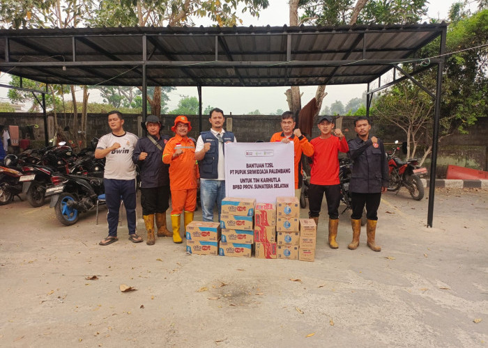 PT Pusri Kirim Logistik Langsung ke Tim Damkar Palembang 