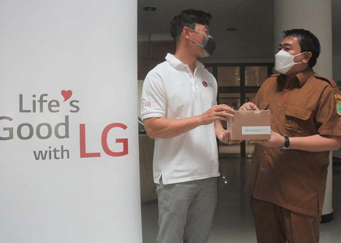LG Dukung Nakes RSUD Kabupaten Karawang dengan Wearable Air Purifier
