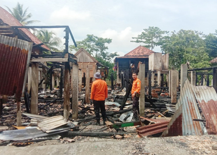 Gerak Cepat Pemkab Muba Serahkan Bantuan Logistik Kepada Korban Kebakaran di Petaling