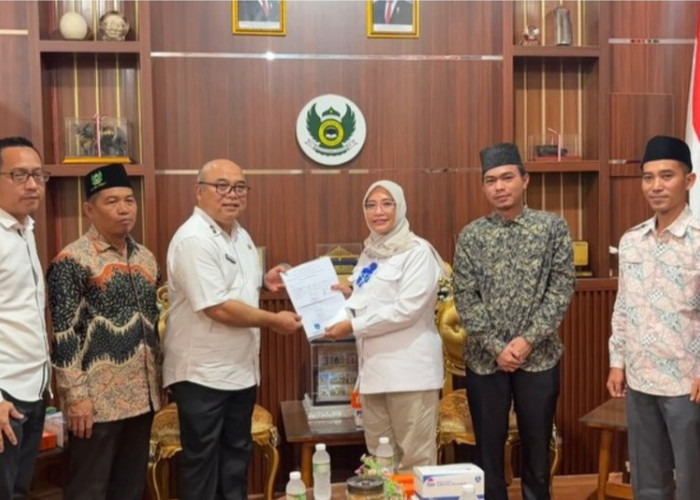 Lindungi Pelajar dari Asap Karhutla, Pemkab Ogan Ilir Melalui Dinkes Salurkan Masker ke Pesantren