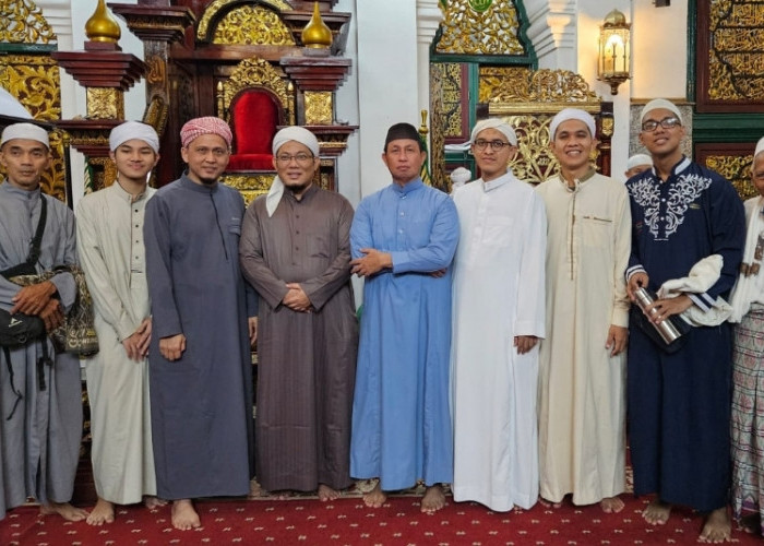 Masjid Agung SMB 1 Jayo Wikromo Palembang Lestarikan Tradisi Sholat Tarawih 23 Rakaat