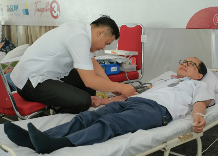 Target Kumpulkan 300 Kantong Darah, Direktur Pusri Palembang Ikut Jadi Pendonor