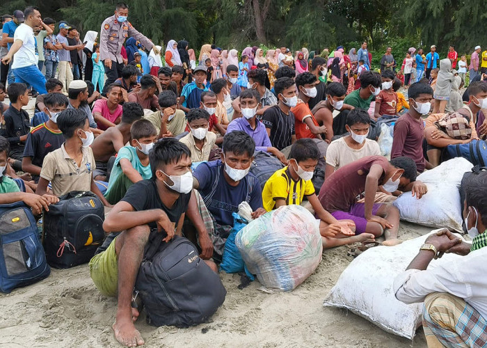 Heboh! Pengungsi Rohingya Ditolak Mendarat di Pantai Aceh Hingga Buang Bantuan Sembako ke Laut, Warganet Geram