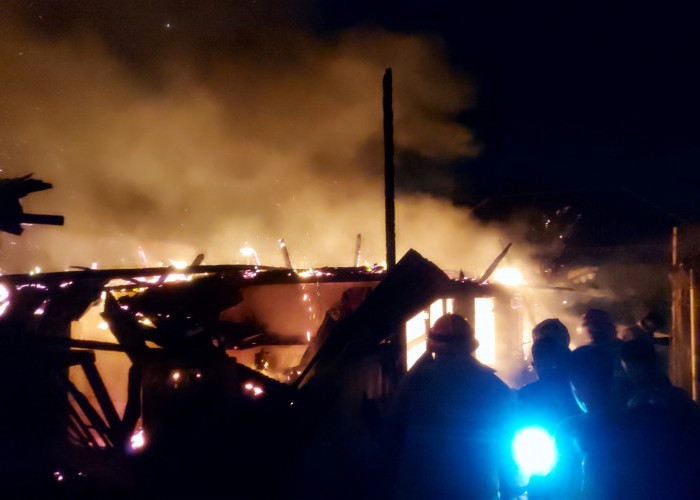 BREAKING NEWS: Rumah dan Bedeng di Plaju Palembang Hangus Terbakar Saat Azan Magrib