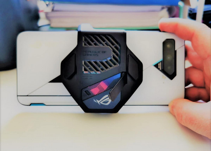 ASUS ROG Phone 5 Ultimate: Kekuatan atau Kegilaan? Gak Ada Obat untuk Para Gamers!