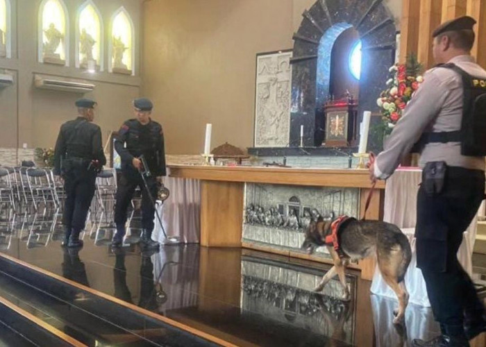 Jelang Misa Natal, Jibom Gegana Brimob dan Unit K-9 Polda Sumsel Sterilkan Gereja di Palembang