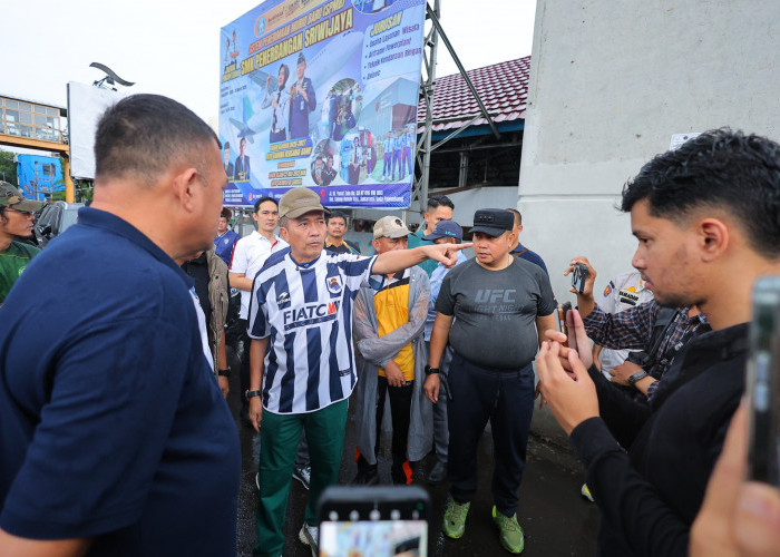 Hari Pertama Kerja di Tahun 2026, Ratu Dewa Rela Jalan Kaki 5 Km Tinjau Infrastruktur di Pusat Kota Palembang