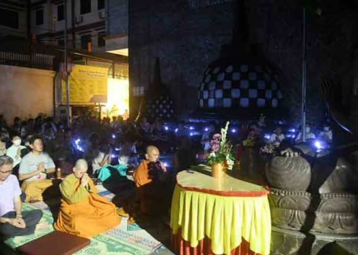 Hari Trisuci Waisak, Ratusan Umat Lakukan Meditasi dan Renungan di Bawah Pohon Bodhi Vihara Dharmakirti Palemb