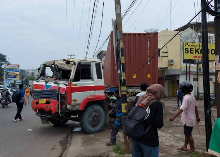 Diduga Rem Blong, Kontainer Tabrak Mobil hingga Gerobak Pedagang 