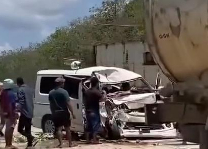 Hendak Dahului Kendaraan, Luxio Tabrak Truk Fus