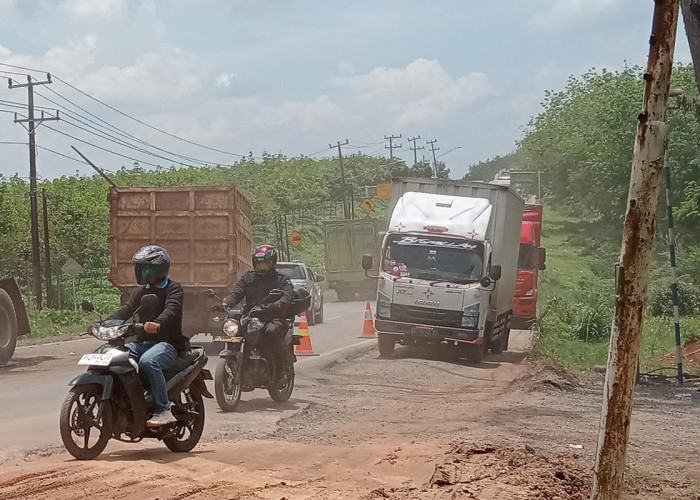 Akses Jalan Lintas Timur Palembang-Betung Mulai Terurai Setelah Truk Trailer Dievakuasi