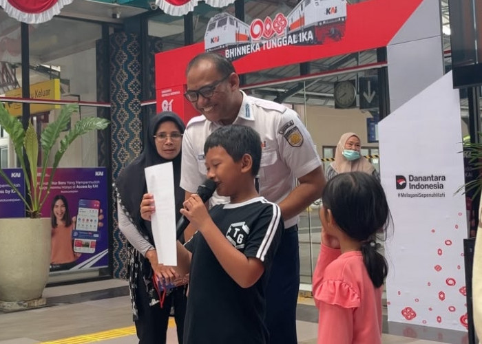 Semarak HUT RI 81 di Stasiun Kertapati, Penumpang Bukit Serelo dan Rajabasa Ikut Lomba Sebelum Naik Kereta
