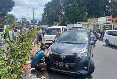 Kecelakaan di Jalan Jenderal Sudirman, Dua Minibus Tabrak Median