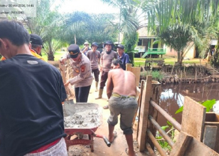 Sambut Bhayangkara ke-80, Polres OKI Turunkan Personel dan Brimob Polda Sumsel Perbaiki Jembatan