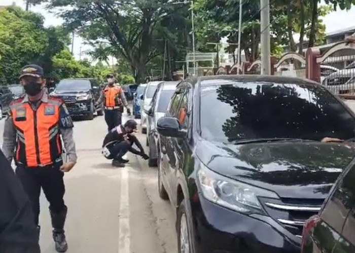 Terus Ngeyel, Dishub Palembang Tindak Tegas Puluhan Mobil yang Parkir di Jalan Madang Samping RSMH 