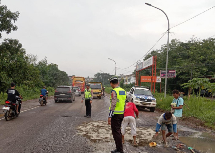 Potensi Sebabkan Kecelakaan di Jalintim Palembang-Betung, Anggota Satlantas Banyuasin Timbun Jalan