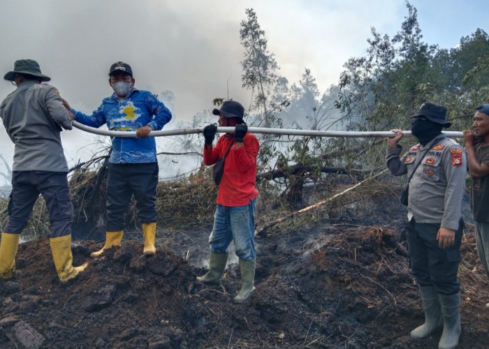 Titik Api Tinggi di OKI, Polres OKI dan Warga Berjibaku Padamkan Karhutla