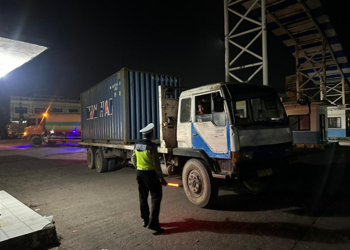 Antisipasi Kemacetan Jalur Utama Arus Mudik, 80 Kendaraan Sumbu Tiga di Palembang Dikandangkan
