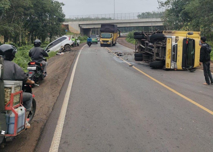 Sopir Mengantuk, Xenia Tabrak Mobil Box hingga Terguling di Jalintim Palembang-Betung