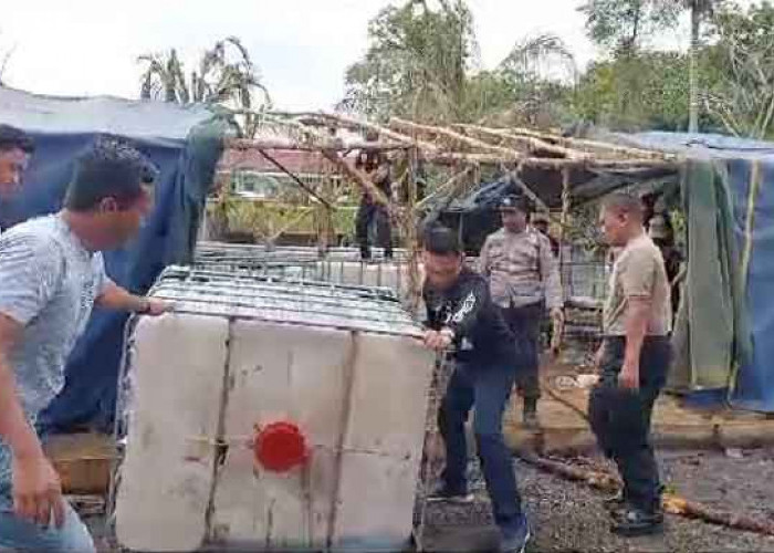 Bukan Dipagari Seng, Gudang BBM Ilegal di Jakarabing Ujung Hanya Ditutupi Terpal Plastik