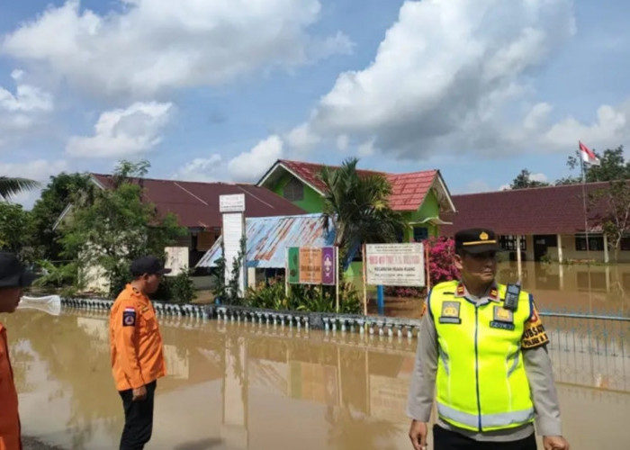 Ground Check Lokasi Banjir, Kapolsek Muara Kuang Ogan Ilir Imbau Warga Waspada Kenaikan Debit Air Sungai