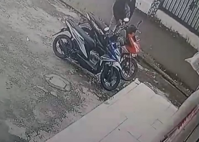 Motor Karyawan Toko di Kelurahan Jua-jua Kayuagung Raib, Aksi Pelaku Terekam CCTV 