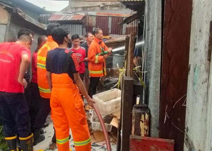 Gudang Susu Kental Manis Kemasan di Pasar 10 Ulu Palembang Hangus Terbakar