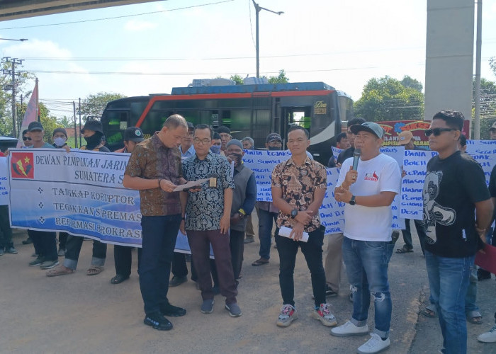 Puluhan Massa Datangi Kejati Sumsel Sampaikan Dugaan Korupsi Desa Bukit Batu OKI