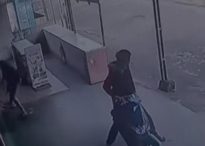 Maling Cabai di Warung Pempek, Aksi 2 Pemuda di Palembang Ini Terekam CCTV, Netizen Elus Dada