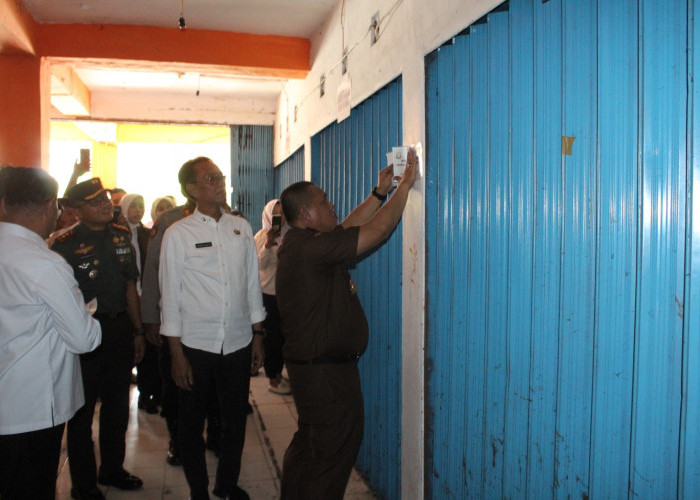 Sinergi Forkopimda, Sejumlah Kios di Pasar Kayuagung Menunggak Dipasang Stiker