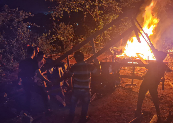 Gerak Cepat! Polsek Lawang Kidul Gerebek dan Bakar Arena Judi Sabung Ayam di Muara Enim