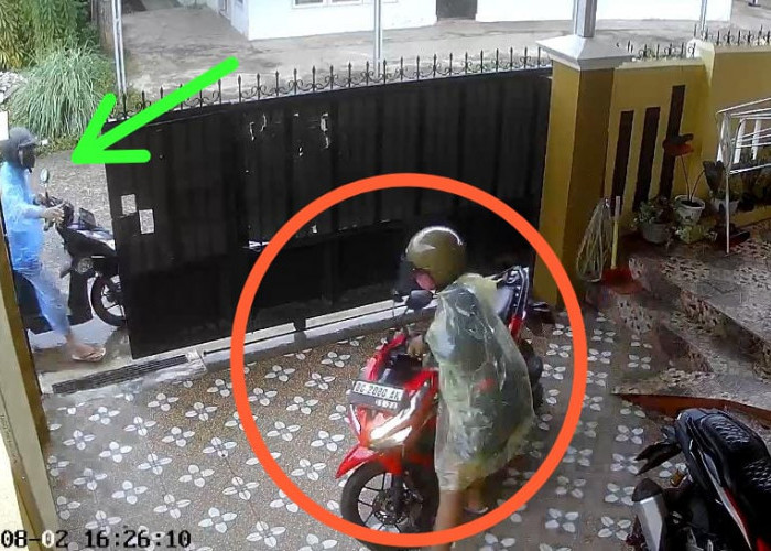 Hunting Saat Hujan, Motor Digembok Dalam Pagar Digasak 2 Pelaku Curanmor 