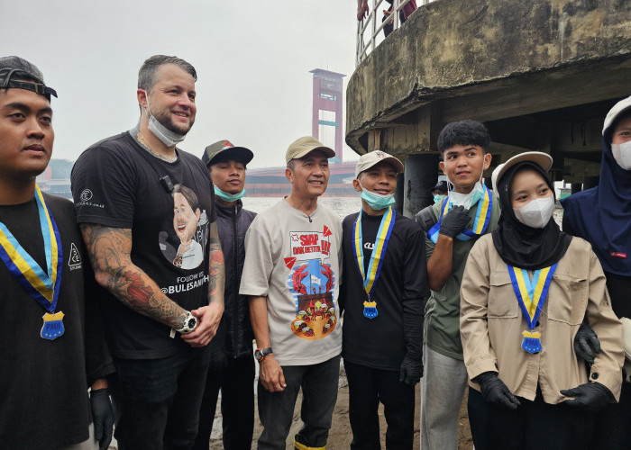 Ratu Dewa dan Bule Sampah Ajak Warga Palembanb Kelola Sampah dengan Bijak di Aksi Bersih Sungai Musi
