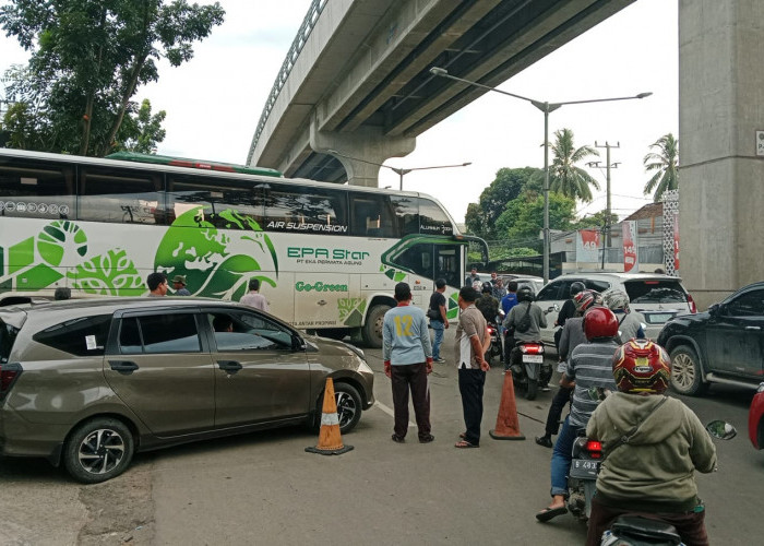 BREAKING NEWS: Bus Epa Star Mogok, Jalan Kolonel H Burlian Palembang Macet