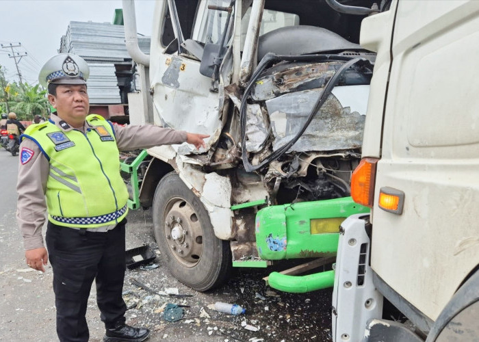 Tabrakan Fuso Vs Trailer di Jalintim Ogan Ilir, Pengemudi Alami Patah Kaki, Kerugian Material Capai Rp 20 Juta