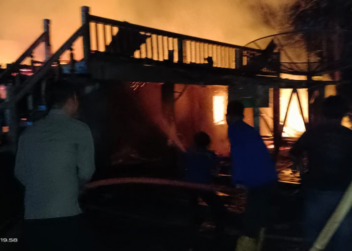 Diduga Korsleting, Rumah Panggung di Tanjung Lubuk OKI Hangus Terbakar