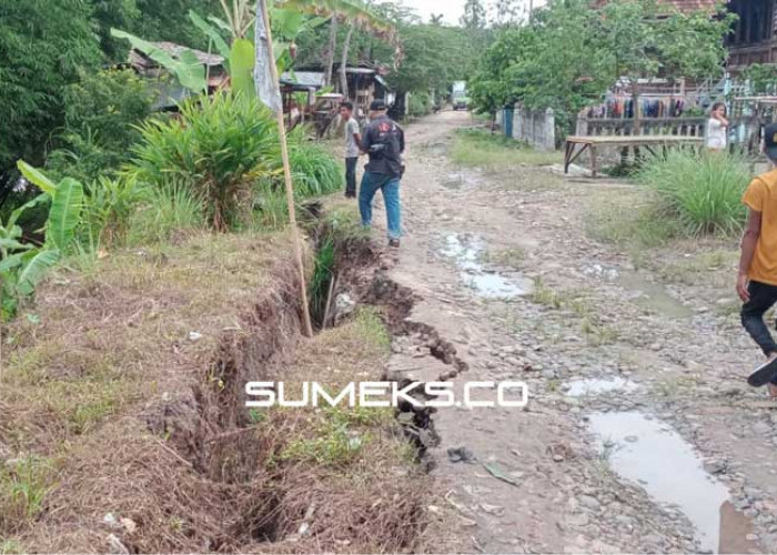 Longsor di Desa Seridalam Ancam Rumah Warga