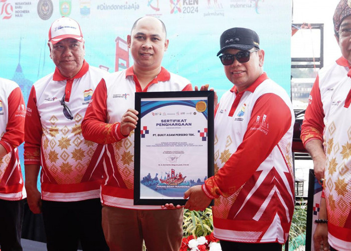 Lomba Bidar Tradisional dan Perahu Hias Sukses Memukau Ribuan Penonton di Palembang