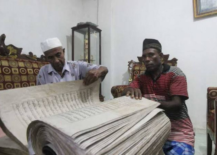 Al Quran Kuno Tulisan Tangan Berukuran Raksasa Tersimpan di Papua