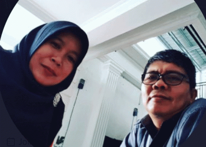 H Muslimin Dirut Sumatera Ekspres Grup Promosi Gelar Doktor Bersama Istri