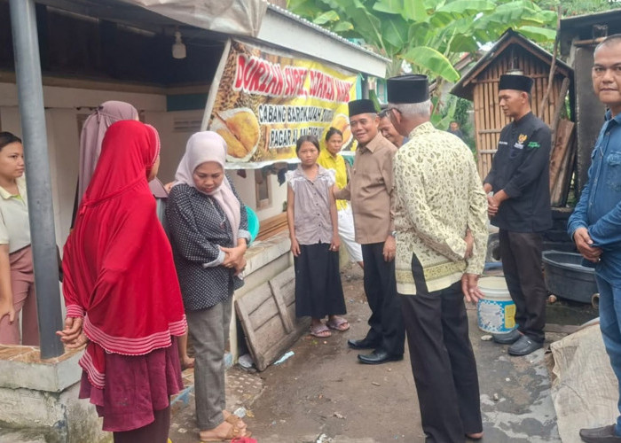 Wabup Ogan Ilir Serahkan Santunan Warga Tidak Mampu, Perkuat Dukungan Sosial pada yang Membutuhkan