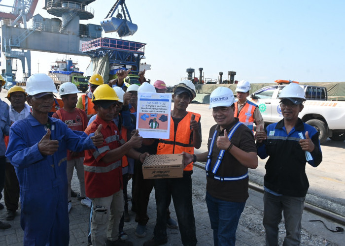 Donasi Sepatu Pelindo Palembang untuk Buruh TKBM di Pelabuhan Boom Baru