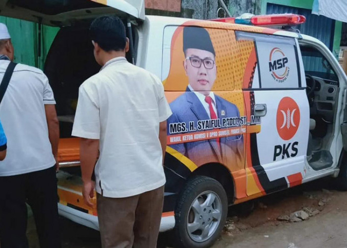 Tim PKS Bergerak, Bawa Warga ke RSUD Siti Fatimah 