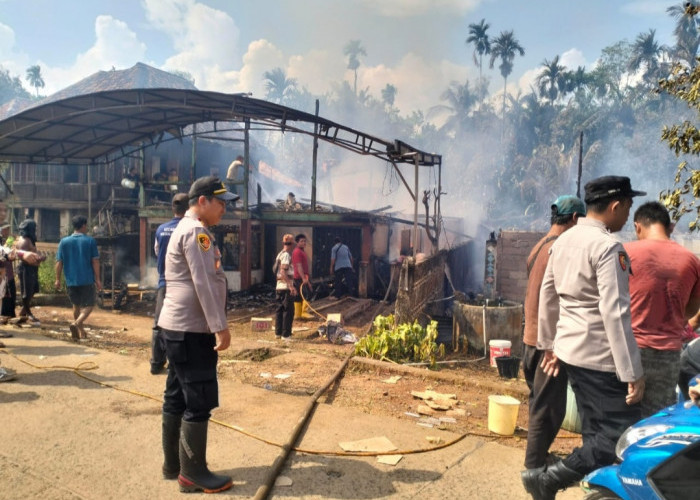 4 Rumah Warga Desa Perigi Kecamatan Pangkalan Lampam OKI Hangus Terbakar